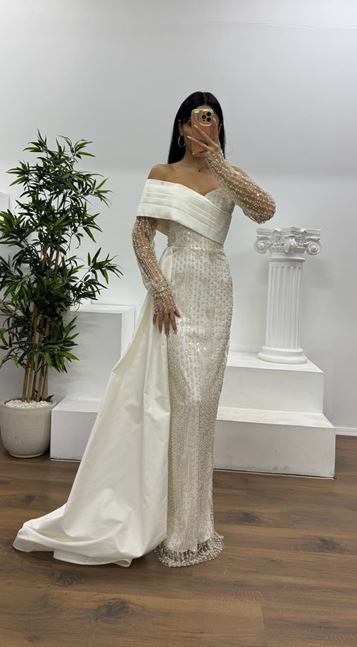 Abito da sera ricamato con scollo a barca ecrù